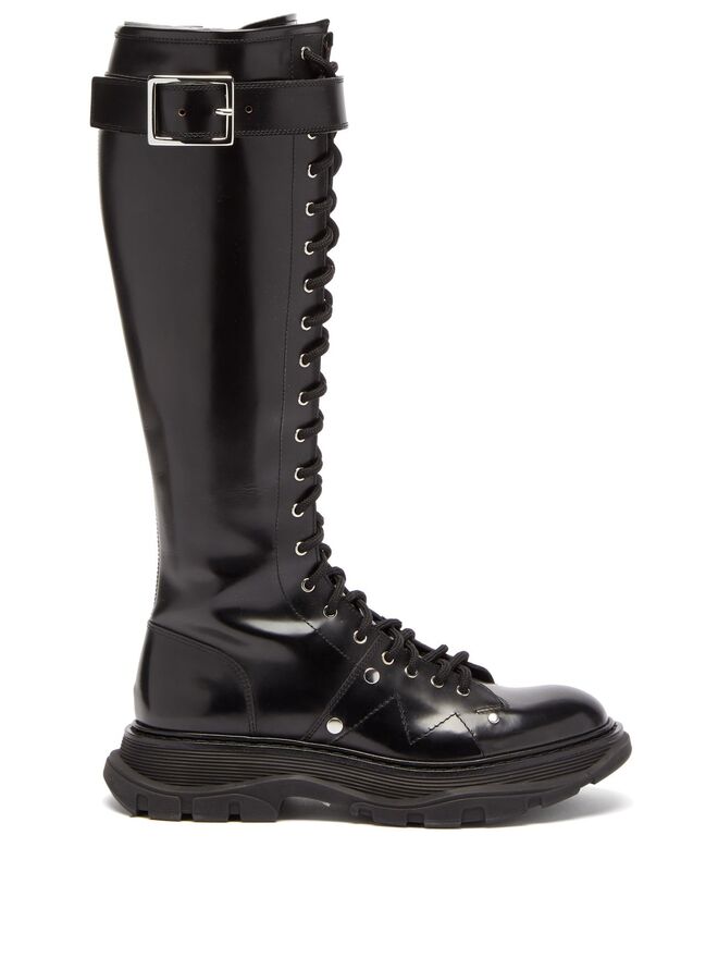 Botas em pele, €1090, Alexander McQueen em Matchesfashion.com