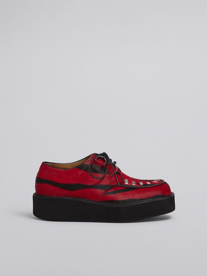 Loafers em pele de ponéi e pele, €790, Marni