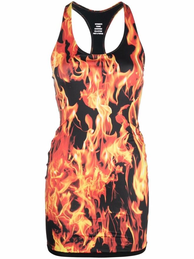 Vestido em malha, agora €397, Vetements em Farfetch.com