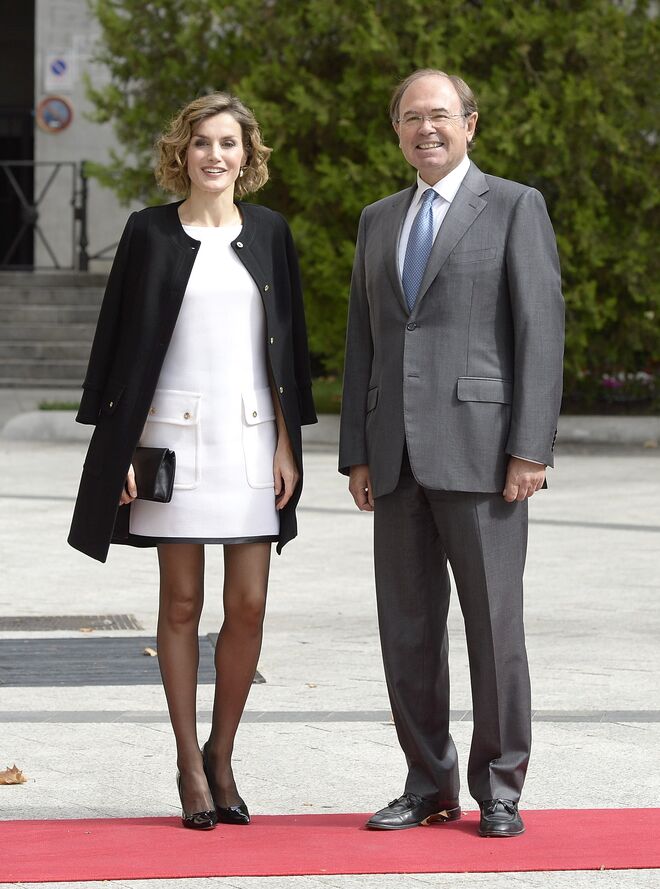A rainha de Espanha causou polémica ao usar um vestido com a bainha acima do joelho à entrega dos Prémios de Jornalismo 'Luis Carandell' em Madrid, outubro de 2016