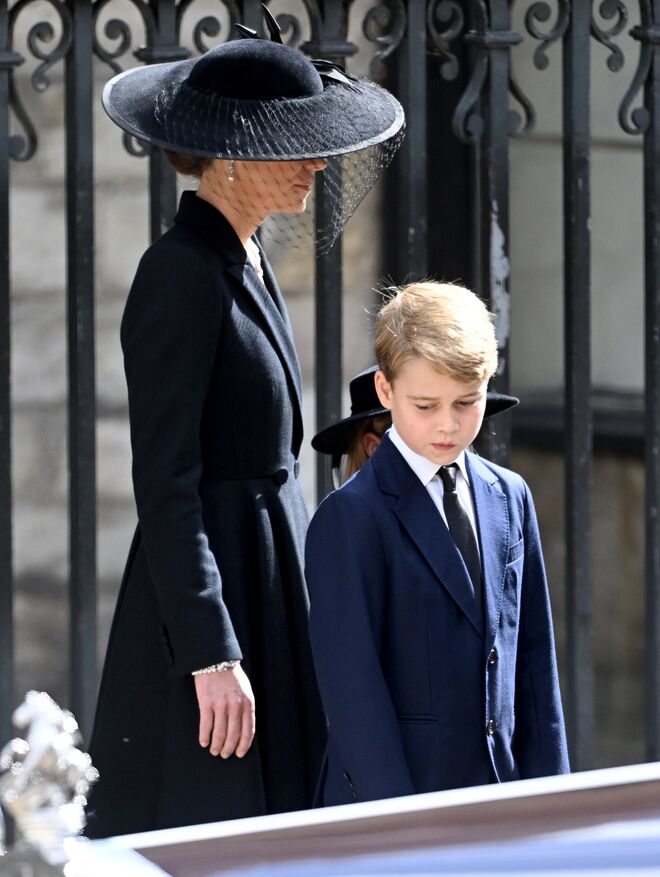 George, o filho mais velho de William e Kate, vestiu um fato azul.
