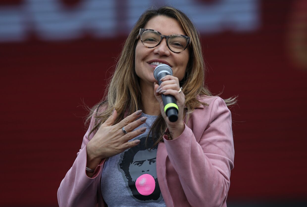 Rosângela da Silva, mulher de Luiz Inácio Lula da Silva, fala com os apoiantes de Lula durante a última fase da campanha presidencial do mesmo em São Paulo, 24 de setembro de 2022