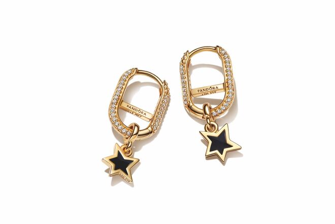 Brinco Pandora ME Pavé Link em liga com revestimento de ouro 14k e zircónias, 39€ cada + Micro-pendente Pandora ME Faceted Star em liga com revestimento de ouro 14k e esmalte, 29€ cada