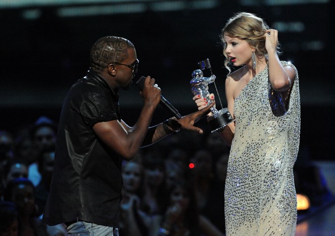 Kanye West a interromper o discurso de Taylor Swift, pela vitória de Vídeo do Ano nos MTV VMAs