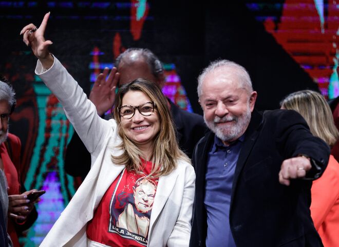 Rosângela e Luiz Inácio Lula da Silva, ex-presidente do Brasil e candidato do Partido dos Trabalhadores (PT), acenam aos apoiantes durante uma conferência de imprensa no final do dia das eleições gerais em São Paulo, 2 de Outubro de 2022