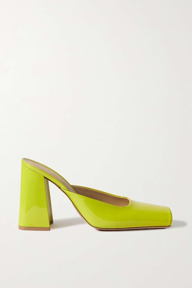 Mules em pele, €650, Bottega Veneta em Netaporter.com