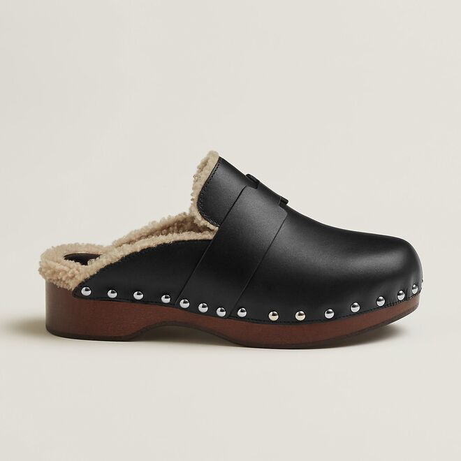 Socas Calya em pele com carneira, €880, Hermès