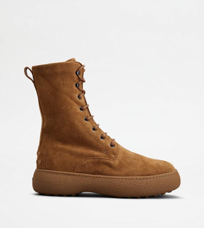 Botas W. G. Lace up em camurça, €850, Tod’s