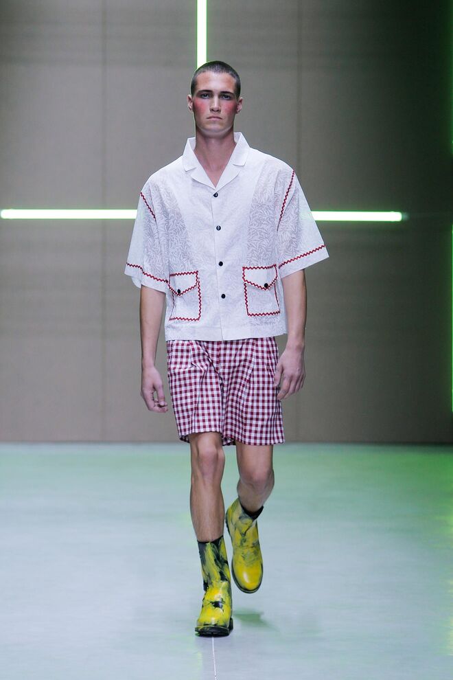 O desfile de Dino Alves remeteu para a infância do designer e para a sua experiência num rancho folclórico. Neste look, vemos como "alguns elementos de bordados de algumas roupas de folclore foram incorporados na coleção, tal como explicou o designer à Máxima. 