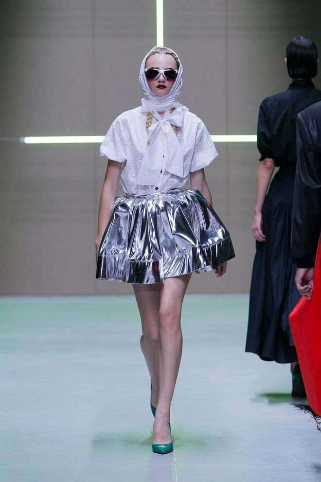 "Agarrei em silhuetas, algumas figuras, alguns costumes que fazem parte do nosso imaginário coletivo, como as mulheres do campo e de um Portugal mais antigo, mas que ainda existem", explica Dino Alves à Máxima. Optou por estilizar as silhuetas, exagerando nas proporções. 