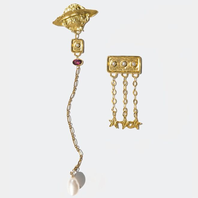 Brincos Carleen em ouro e prata com pérola de água fres ca e rodolita rosa, €640, Beatriz Jardinha