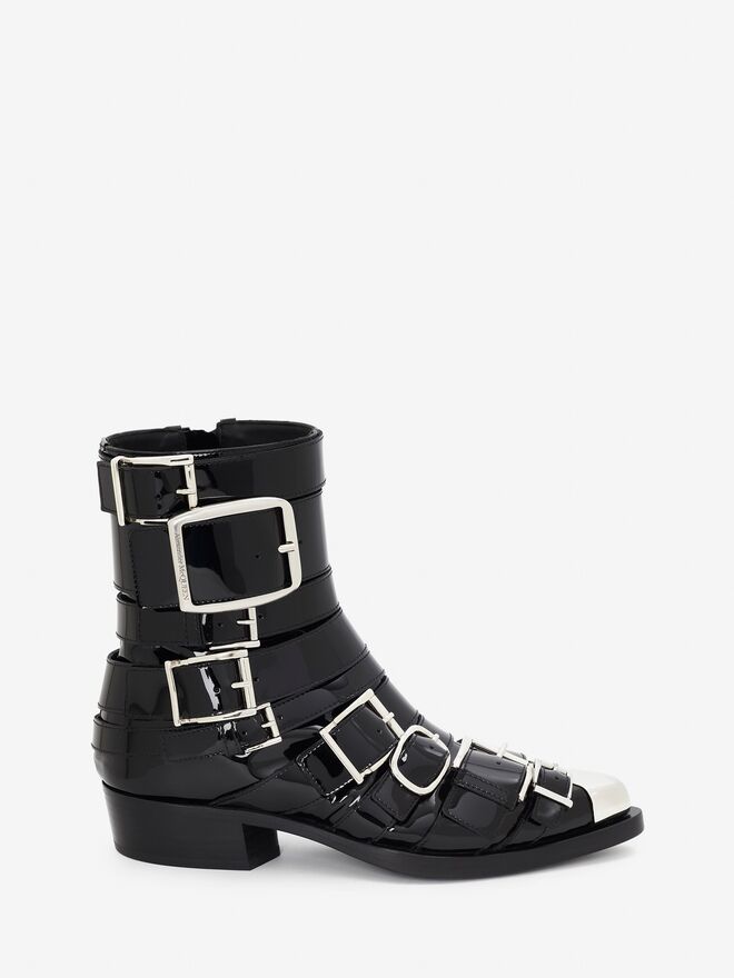 Botas Punk Buckle em pele e metal, €1590, Alexander McQueen