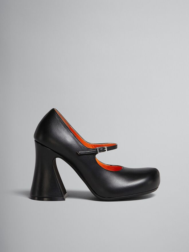 Pumps Mary Jane em pele, €750, Marni