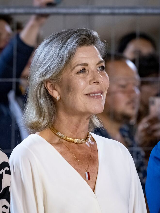 Carolina do Mónaco, filha mais velha de Rainier III do Mónaco e da atriz Grace Kelly, mostrou os cabelos grisalhos ao participar no Grand Prix du Prince, durante a 15ª edição do Concurso Internacional de Saltos de Monte Carlo em 2021 