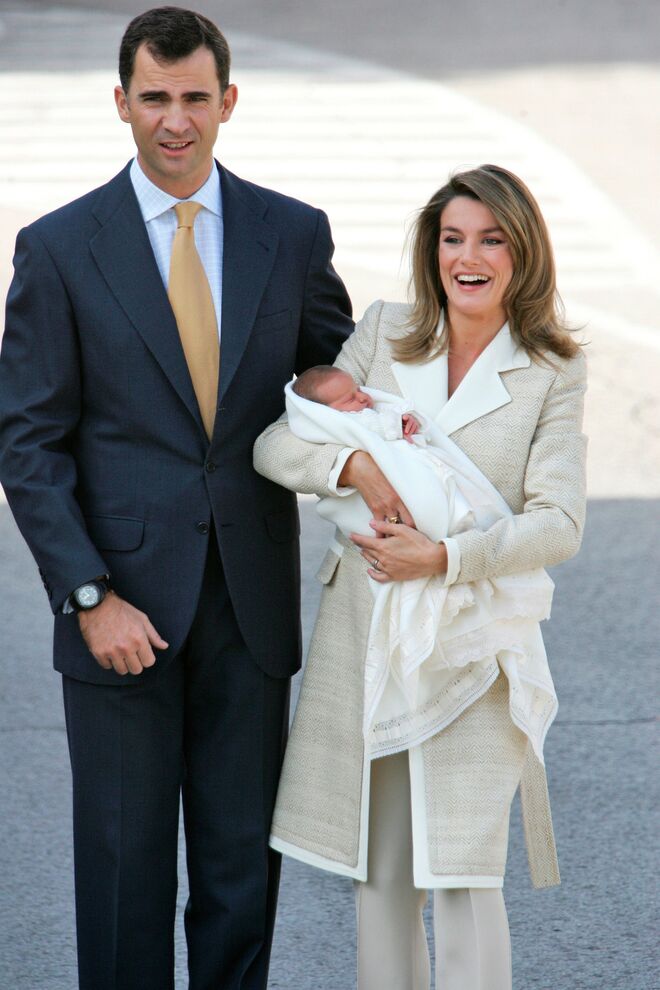 Os Reis de Espanha, Filipe VI e Letízia de Espanha com a primeira filha, a princesa Leonor, em 2005