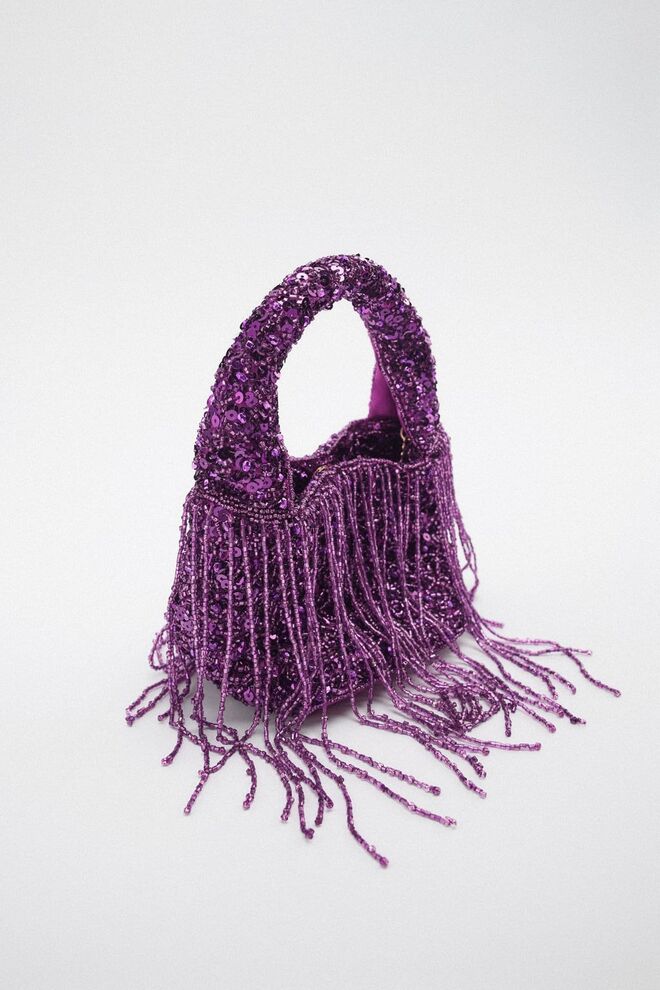 Carteira com lantejoulas e missangas, €29,95, Zara