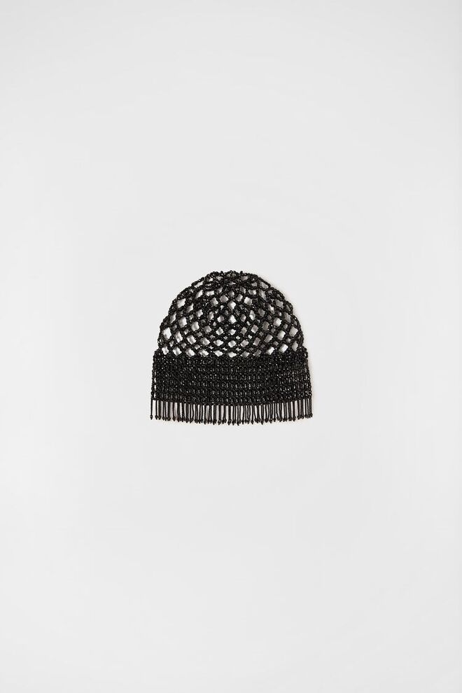 Touca em crochê de missangas com franjas, €1890, Jil Sander 