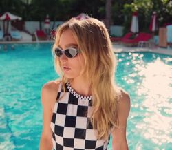 Como se veste Lily-Rose, filha de Johnny Depp e Vanessa Paradis?