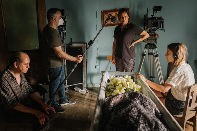Cristèlle Alves Meira em set com Duarte Pina e Ana Padrão.