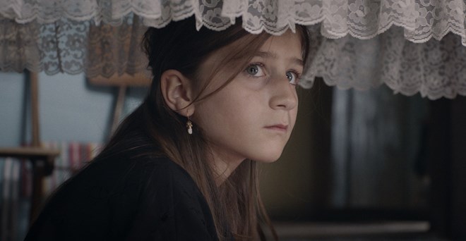 O filme é sobre uma criança que busca a verdade sobre a sua avó.