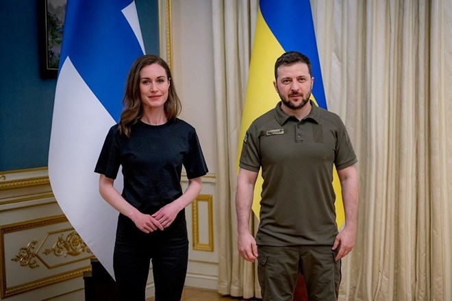 Sanna Marin, a primeira-ministra da Finlândia, com Volodymyr Zelensky, presidente da Ucrânia