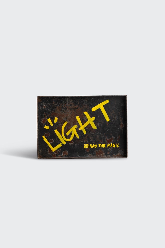 Artful Tray Light, feito à mão pelo artista F.Aranha em aço com os mandamentos SAV pintados junto de pequenas expressões. €120