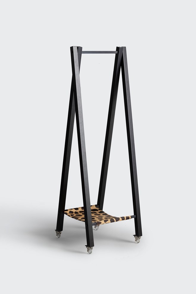 Flexible Charriot, em madeira nobre com estrutura de aço e um suporte forrado em tecido animal print, €520.