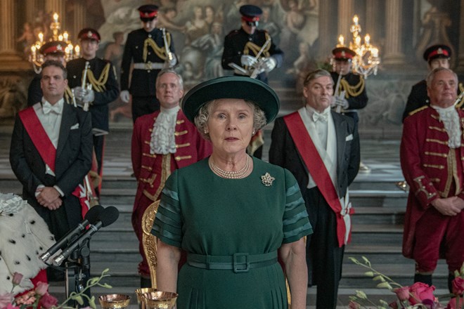 Imelda Staunton no papel de rainha Isabel II