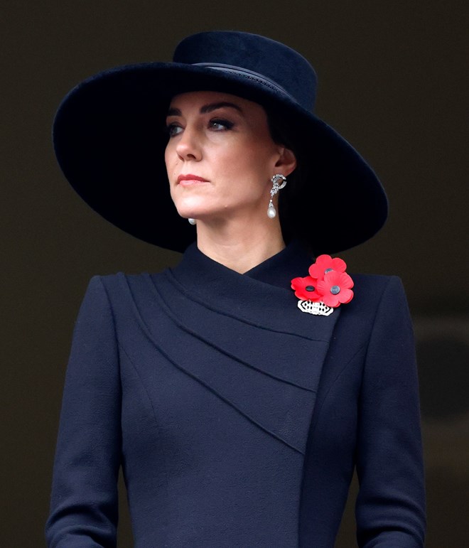 O vestido da princesa de Gales remetia para as fardas militares