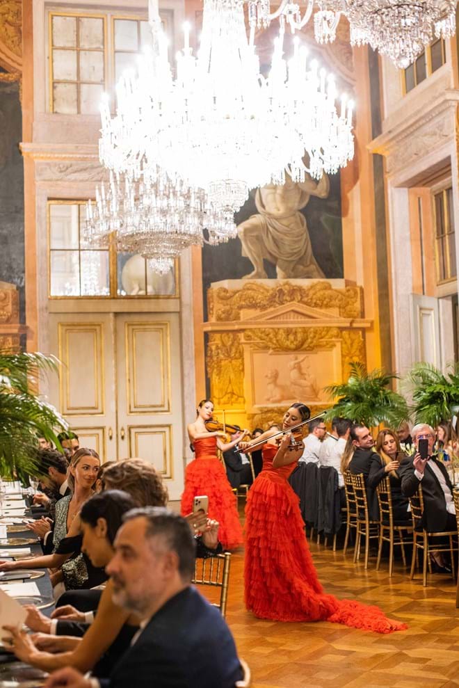 Durante o jantar, houve uma performance de duas violinistas