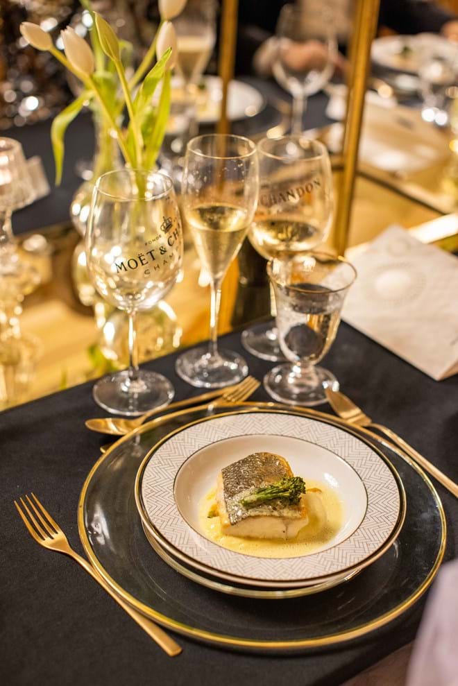 Robalo com puré com creme de batata e legumes da estação