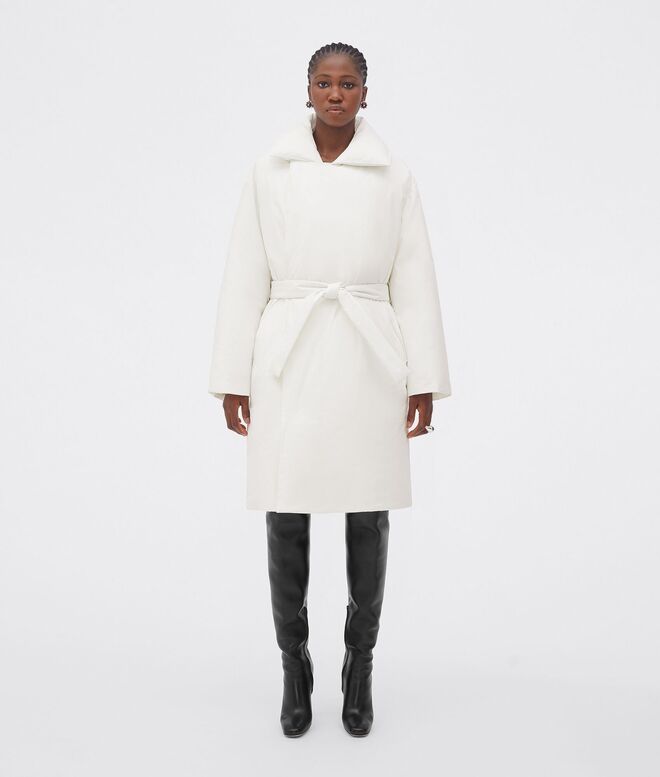 Casaco em popeline com penas, €2400, Bottega Veneta