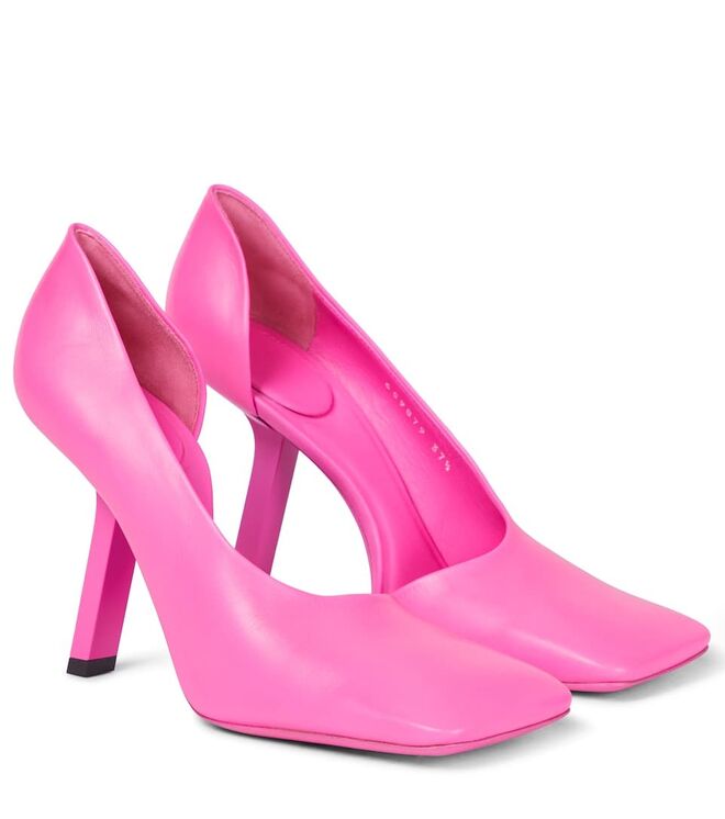 Sapatos Void 110 em pele, €650, Balenciaga em Mytheresa.com