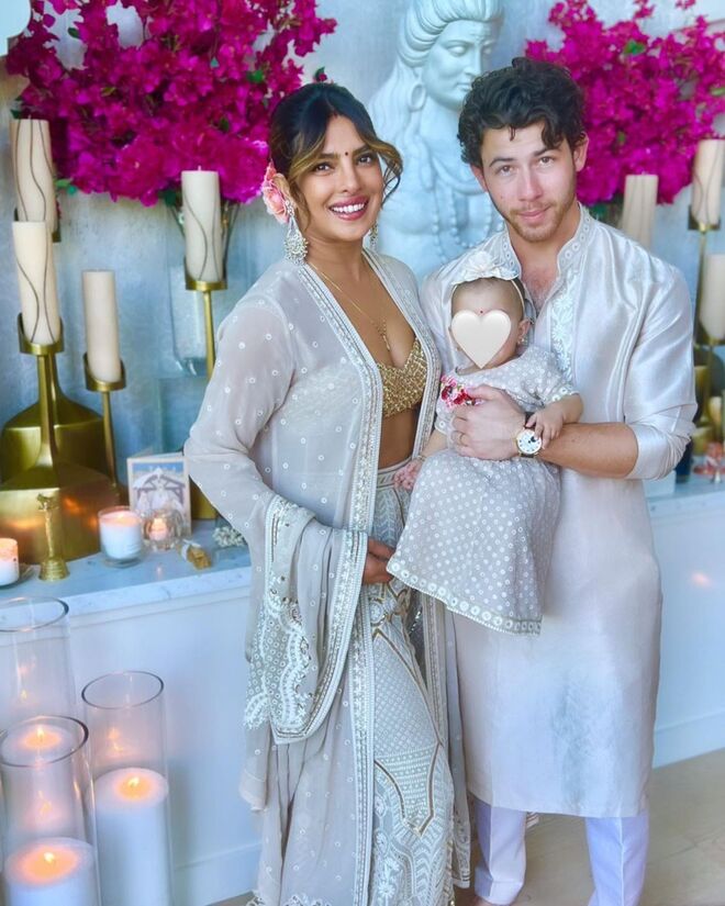 Nick Jonas e Priyanka Chopra deram as boas-vindas à sua primeira filha no início de 2022. "Estamos para lá de felizes por confirmar que recebemos um bebé via barriga de aluguer", escreveram nas suas contas de Instagram. "Pedimos respeitosamente privacidade durante este tempo especial, enquanto nos focamos na nossa família. Muito obrigado."