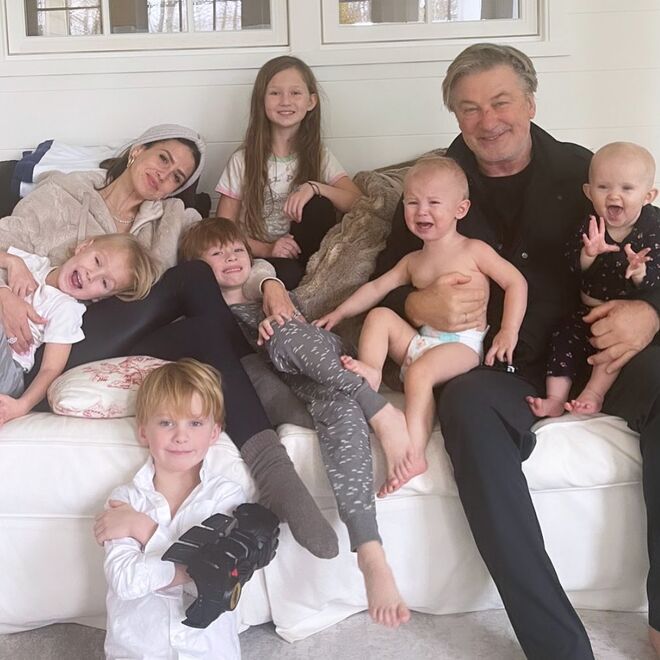 Hilaria e Alec Baldwin são pais de sete crianças - Carmen Gabriela, de 9 anos, Rafael Thomas, de 7, Leonardo Ángel Charles, de 6, Romeo Alejandro David, de 4, Eduardo Pao Lucas, de 2 anos, Maria Lucia Victoria, de 18 meses, e Ilaria Catalina Irena, que tem apenas alguns meses. Maria Lucia, o sexto filho do casal, foi a única concebida através de gestação de substituição.