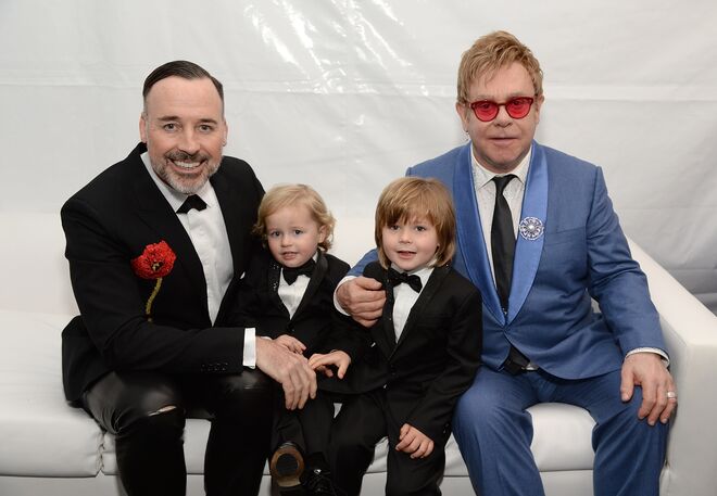 Elton John e David Furnish com os filhos Zachary e Elijah em 2015.