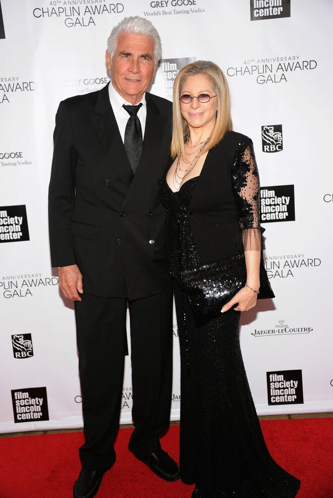 Um encontro às escondidas em 1996 ditou o início deste romance entre Streisand e Brolin, que na altura tinham 54 e 56 anos, respetivamente. O casamento dura até aos dias de hoje, e mais forte do que nunca. 