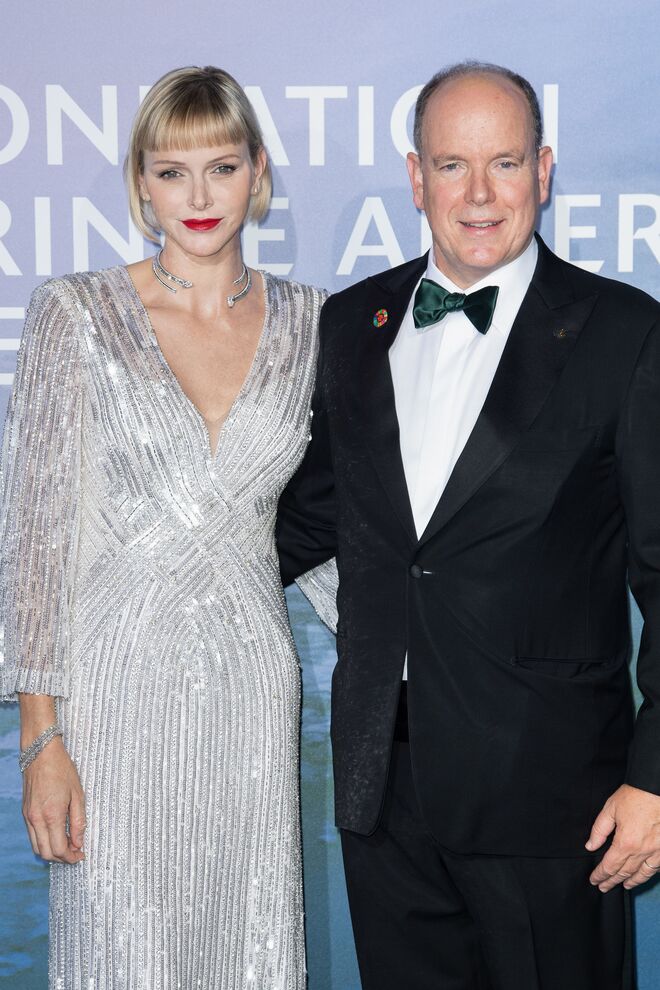 Este casal real conheceu-se pela primeira vez há 22 anos, numa prova dos Jogos Olímpicos em que Charlene estava a competir. O príncipe e a princesa consorte tornaram a relação pública em 2006, e o pedido de casamento foi anunciado em 2010. 