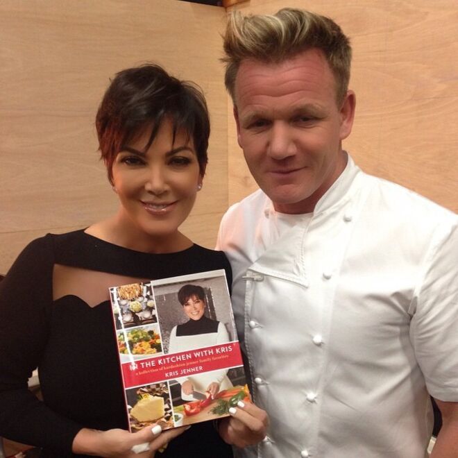 Nesta fotografia de Kris Jenner e Gordon Ramsey, publicada no Instagram de ambos em 2014, conseguimos ver o trabalho de edição no rosto dos dois. As rugas do chef e da socialite foram "alisadas".
