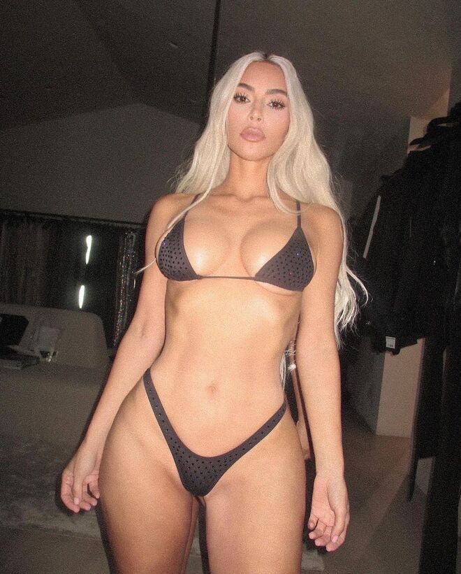Na semana passada, 18 de novembro, Kim Kardashian publicou diversas fotografias onde aparece vestida com biquinis da sua marca Skims. Porém, os fãs repararam logo num pormenor: a linha dupla na perna de Kim, do lado esquerdo, como se houvesse duas pernas sobrepostas.