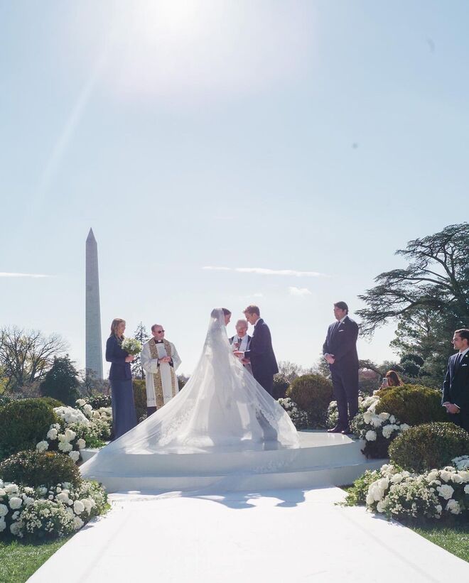 O casal a trocar os votos de casamento 