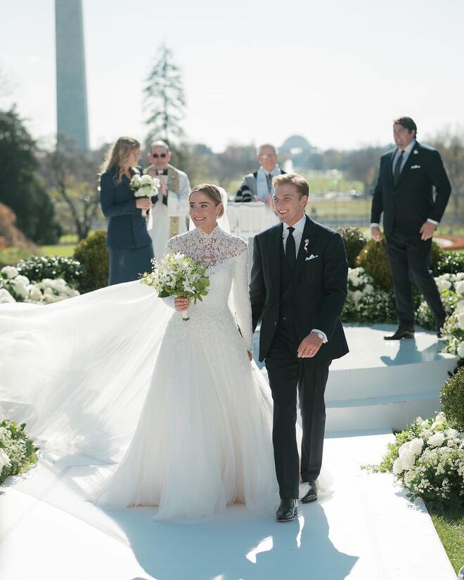Naomi Biden e Peter Neal à saída do altar