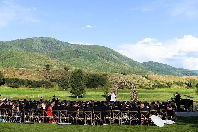 "Os convidados aproveitaram uma cerimónia ao ar livre entre as montanhas de Aspen, Colorado, e seguiram para Chapparell para um jantar", escreveu o planeador de casamentos no Instagram