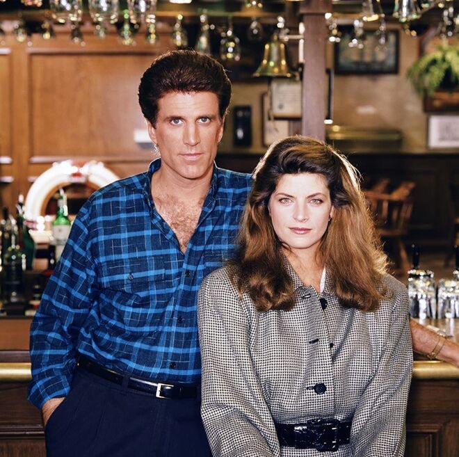 Kirstie Alley e Ted Danson em 'Cheers, Aquele Bar' (1982).