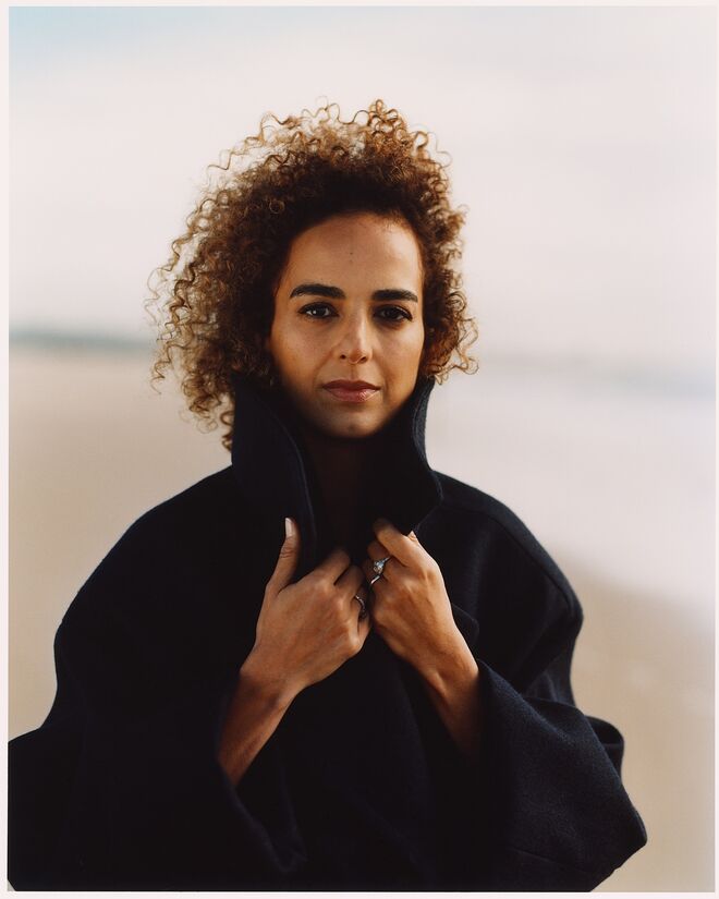 “A vida tem de ser mais do que vivida, a vida tem de ser contada.” / Sobretudo Alaïa, botas Hunter.