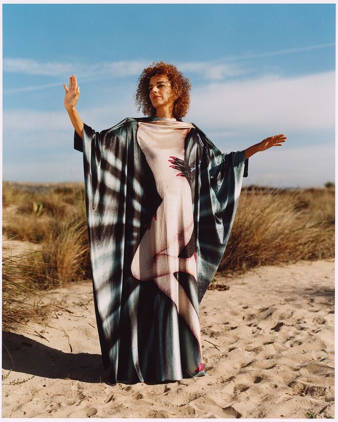 Com a sua associação, Moroccan Outlaws, bate-se também pelos direitos das pessoas LGBTQ. / Vestido Loewe