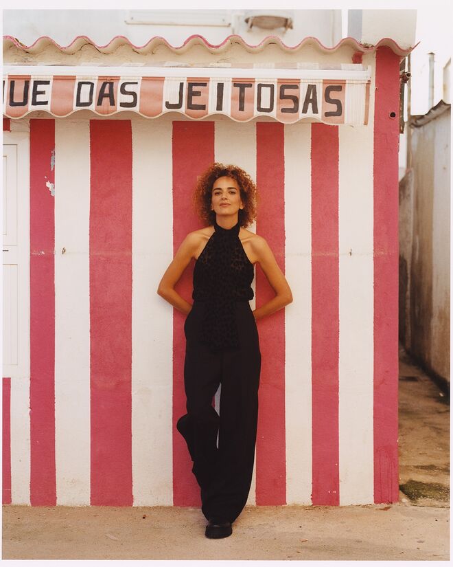 Leïla foi fotografada na Cova do Vapor pelo fotógrafo lusofrancês Julien Da Costa. / Top e calças Ami Paris.