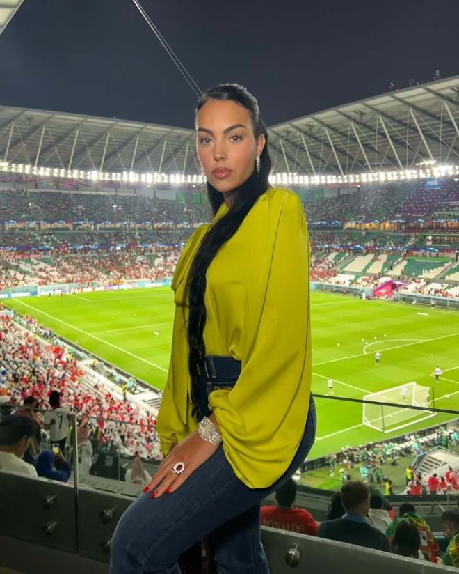Para assistir ao jogo Portugal - Coreia do Sul, Georgina optou por um conjunto mais discreto, mas não menos extravagante. 