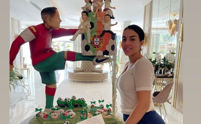 Georgina Rodríguez foi recebida no Catar com um bolo que tinha a figura de Cristiano Ronaldo e a bandeira de Portugal.