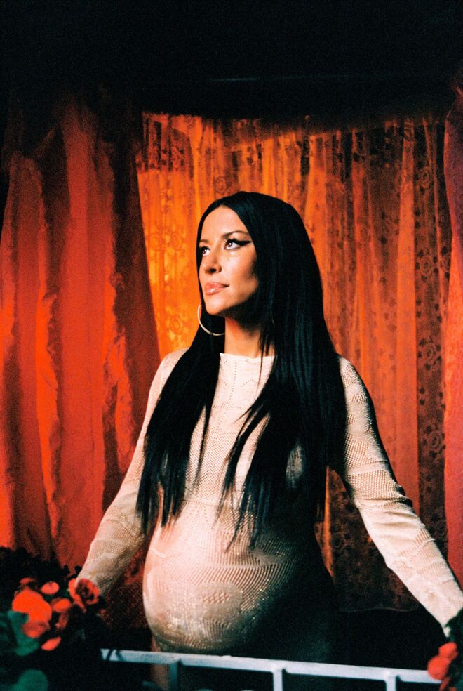 Ana Moura no videoclipe de Agarra em Mim ft. Pedro Mafama.